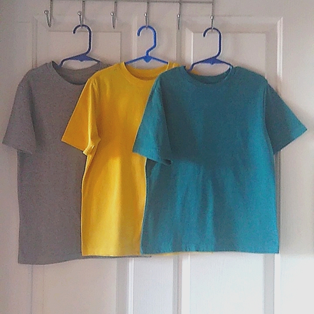 💙 Bundle of three plain t-shirts